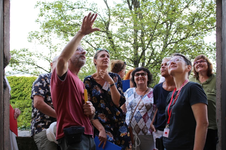 Lektor Jiří Bláha s účastníky letní školy | © Petr Hudec Lektor Jiří Bláha s účastníky letní školy | © Petr Hudec