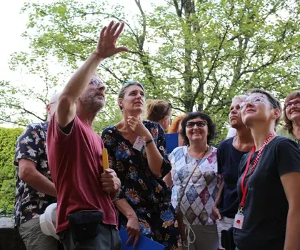Lektor Jiří Bláha s účastníky letní školy | © Petr Hudec