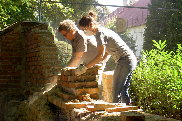 Dobrovolníci opravují zeď v zámeckém parku ve Vizovicích